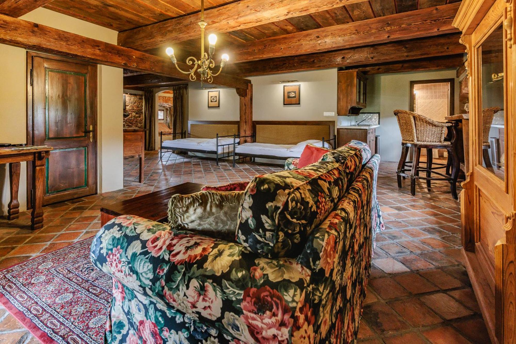 Barokni Spejchar Hotell Tlučná Exteriör bild